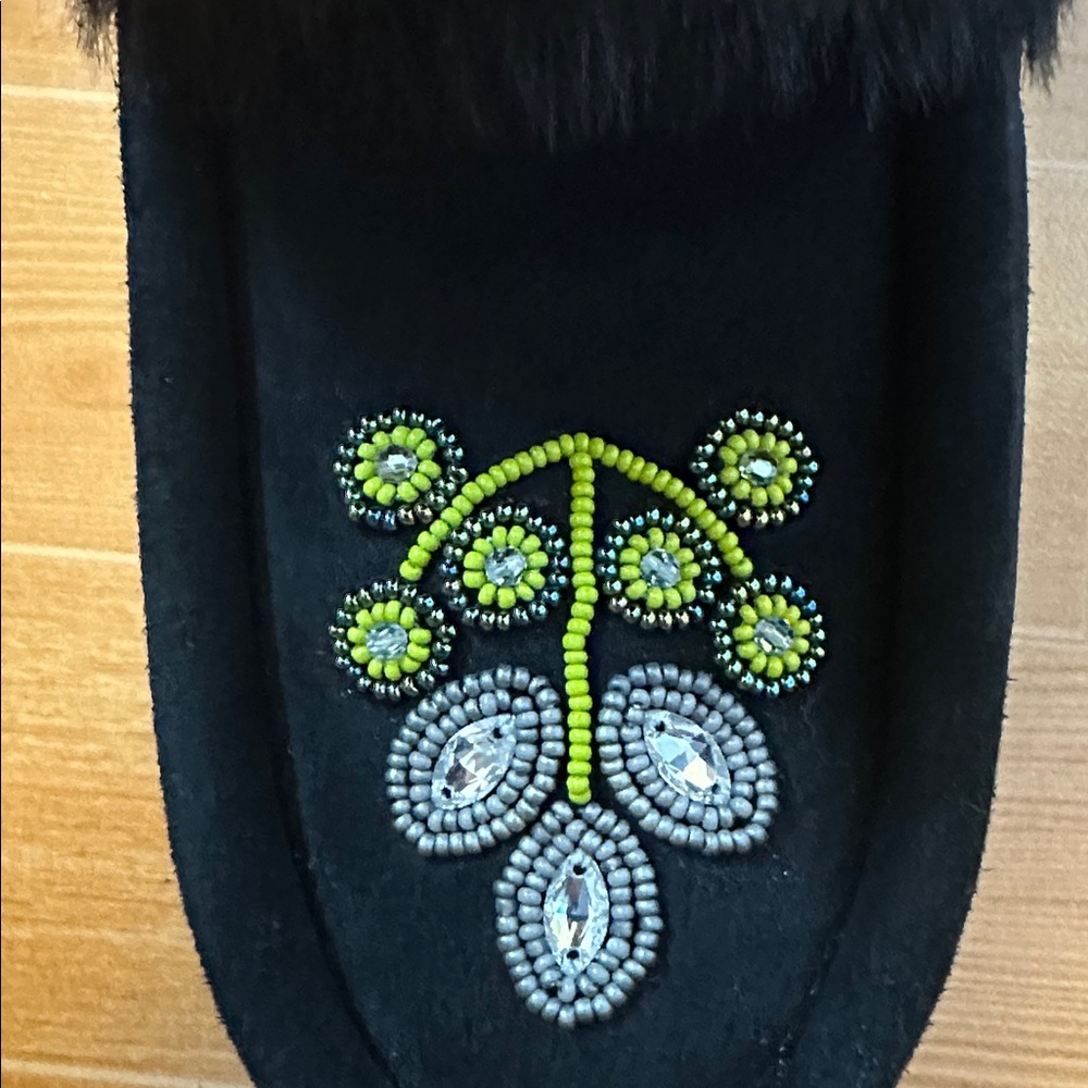 New w/o tags (never worn) waterproof faux fur Indigenous/Native winter boots. - Picture 8 of 13